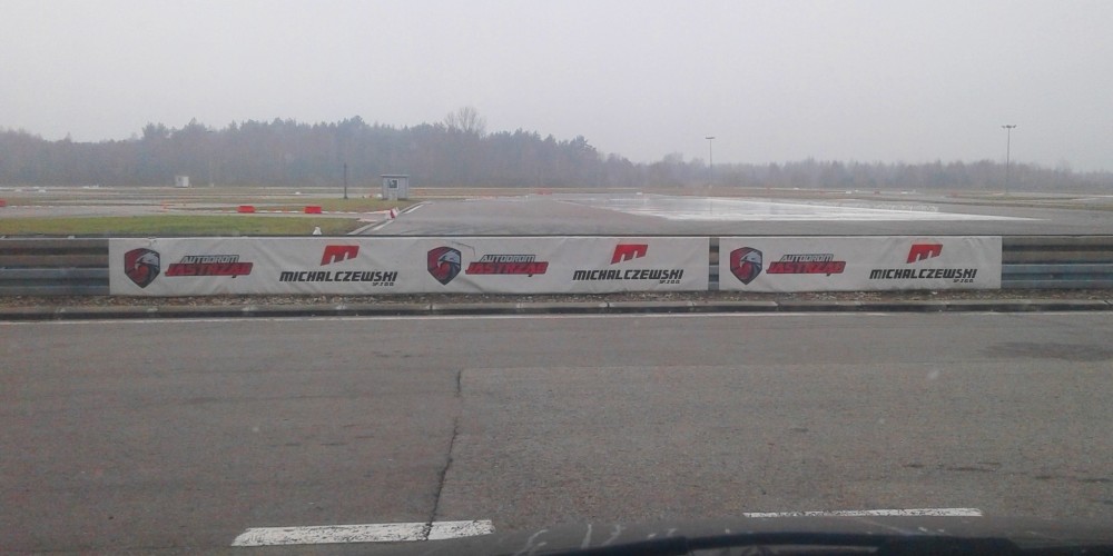 Autodrom Jastrząb - szkolenie bezpiecznej jazdy z użyciem szarpaka - zdecydowanie warto.