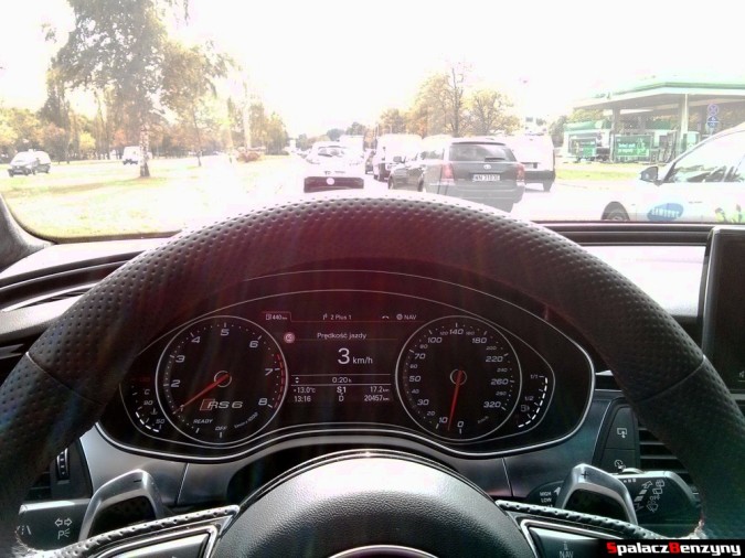 Jazda Audi RS6 po mieście w korku