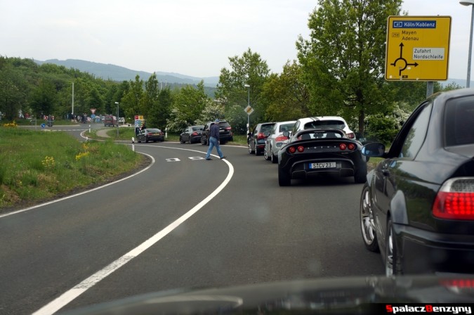 Oczekiwanie na wjazd na Nurburgring Nordschleife 2015