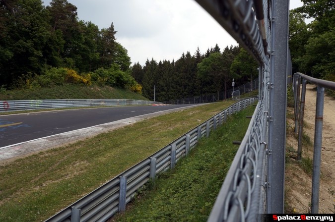 Ślepy zakręt na Nurburgring Nordschleife 2015