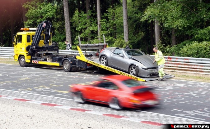 Ładowanie rozbitego samochodu na lawetęna Nurburgring Nordschleife 2015