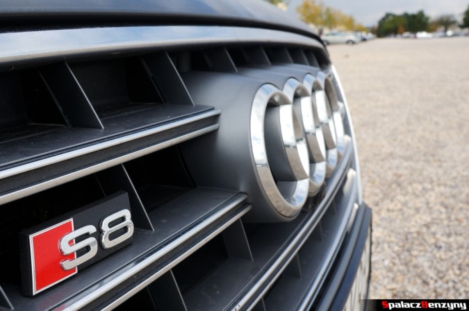 Emblemat S8 na atrapie chłodnicy w Audi S8 4.0 TFSI 2015