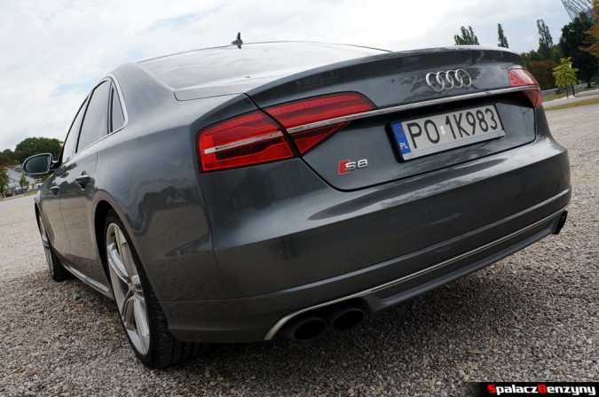Tylny zderzak i wydech Audi S8 4.0 TFSI 2015