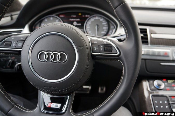 Skórzany klakson w Audi S8 4.0 TFSI 2015