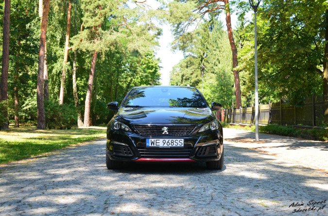 Peugeot 308 GTi widziany z przodu
