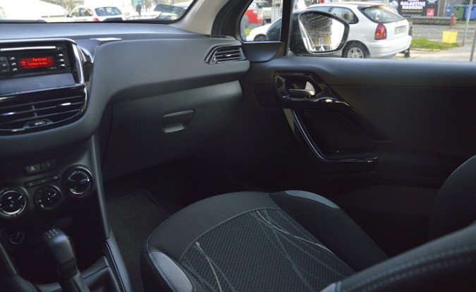 peugeot 208 - wnętrze
