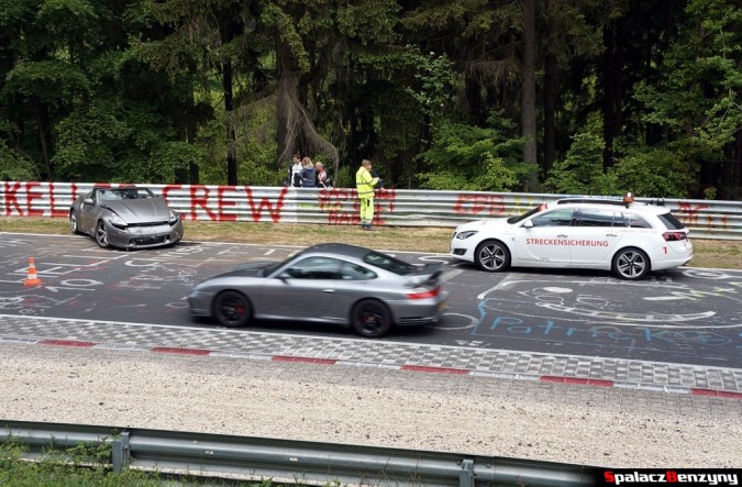 Kolizja i uszkodzone auto na Nurburgring Nordschleife 2015