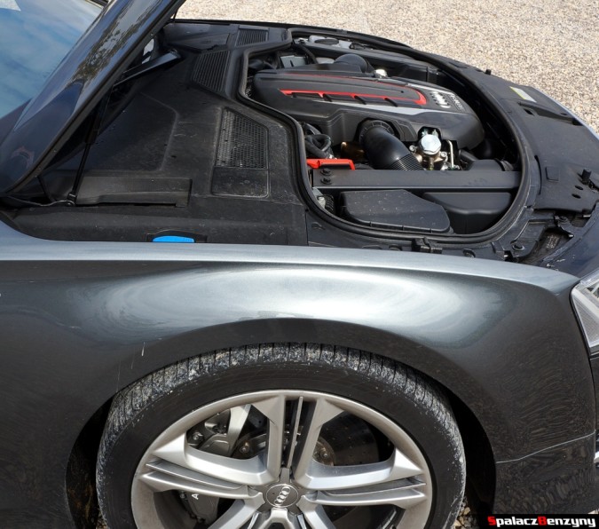 Silnik Audi S8 4.0 TFSI 2015 względem przedniej osi
