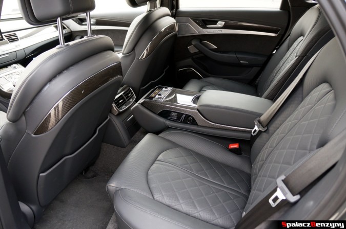 Tylna kanapa w Audi S8 4.0 TFSI 2015