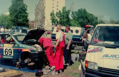 3. Wymiana silnika w samochodzie Jacka Sikory   (To zdjęcie w pełnej rozdzielczości możesz kupić na www.kwa-kwa.pl )