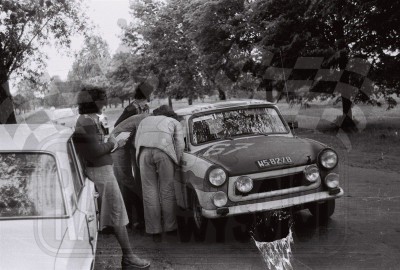 4. Włodzimierz Pawluczuk  i Lidia Lemańska - Trabant 601.  (To zdjęcie w pełnej rozdzielczości możesz kupić na www.kwa-kwa.pl )