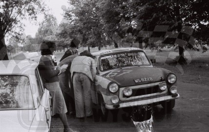 4. Włodzimierz Pawluczuk  i Lidia Lemańska - Trabant 601.  (To zdjęcie w pełnej rozdzielczości możesz kupić na www.kwa-kwa.pl )