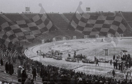 5. Kolejne załogi przyjeżdżają na stadion  (To zdjęcie w pełnej rozdzielczości możesz kupić na www.kwa-kwa.pl )
