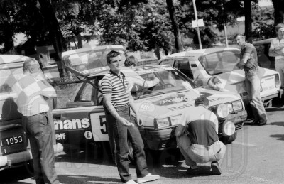 18. Ostatnie przygotowania Renaulta 11 Turbo Błażeja Krupy i Eugeniusz Zarzycki  (To zdjęcie w pełnej rozdzielczości możesz kupić na www.kwa-kwa.pl )