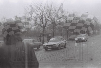 Ratunkowy Ford Capri w drodze na start. To zdjęcie w pełnej rozdzielczości możesz kupić na http://kwa-kwa.pl