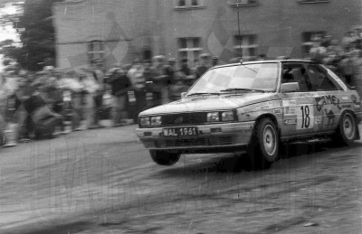 36. Adam Grycan i Jakub Mroczkowski - Renault 11 Turbo.   (To zdjęcie w pełnej rozdzielczości możesz kupić na www.kwa-kwa.pl )