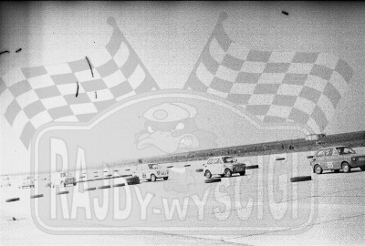 Polskie Fiaty 126p na trasie wyścigu. To zdjęcie w pełnej rozdzielczości możesz kupić na http://kwa-kwa.pl