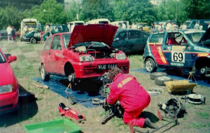 2. Wymiana silnika w samochodzie Jacka Sikory   (To zdjęcie w pełnej rozdzielczości możesz kupić na www.kwa-kwa.pl )