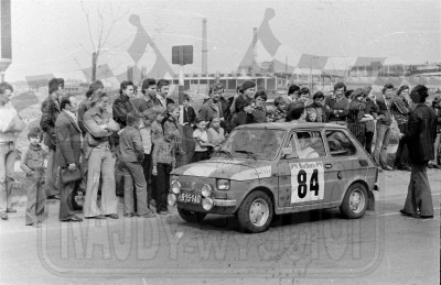 Jerzy Poznański i Jerzy Kindziuk - Polski Fiat 126p. To zdjęcie w pełnej rozdzielczości możesz kupić na http://kwa-kwa.pl