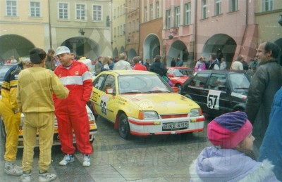 6. Nr.56. J.Zeeman i K.V.Zeeman - Opel Kadett GSi. Stoją od lewej-Dariusz Palonka, Artur Orlikowski i Eugeniusz Prażmo.