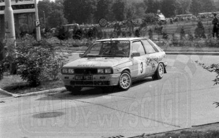 136. Andrzej Koper i Krzysztof Gęborys - Renault 11 Turbo.   (To zdjęcie w pełnej rozdzielczości możesz kupić na www.kwa-kwa.pl )