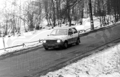 44. Jerzy Dyszy i Jerzy Substyk - Fiat Uno Turbo.   (To zdjęcie w pełnej rozdzielczości możesz kupić na www.kwa-kwa.pl )