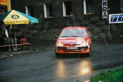 108. Adam Kopcych i Maciej Giełażun - Peugeot 106 Rallye  (To zdjęcie w pełnej rozdzielczości możesz kupić na www.kwa-kwa.pl )