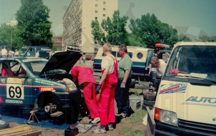 3. Wymiana silnika w samochodzie Jacka Sikory   (To zdjęcie w pełnej rozdzielczości możesz kupić na www.kwa-kwa.pl )