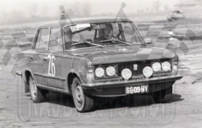 28. Andrzej Zienkiewicz i Wiesław Rodak - Polski Fiat 125p  (To zdjęcie w pełnej rozdzielczości możesz kupić na www.kwa-kwa.pl )
