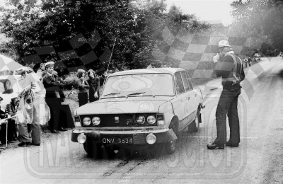 194. Andrzej Radecki i W.Bidziński - Polski Fiat 125p  (To zdjęcie w pełnej rozdzielczości możesz kupić na www.kwa-kwa.pl )