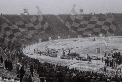 5. Kolejne załogi przyjeżdżają na stadion  (To zdjęcie w pełnej rozdzielczości możesz kupić na www.kwa-kwa.pl )
