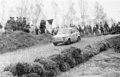 144. Maciej Taniewski i Krzysztof Szałański - Polski Fiat 126p.   (To zdjęcie w pełnej rozdzielczości możesz kupić na www.kwa-kwa.pl )