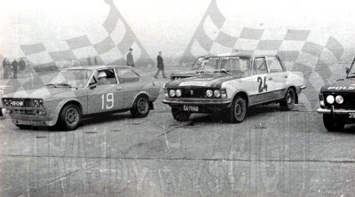 49. Nr.19. Wiesław i Monika Gawron - Fiat 128 Sport coupe 3 porte, nr.24.Marian Bublewicz i Stefan Osika - Polski Fiat 125p 1500  (To zdjęcie w pełnej rozdzielczości możesz kupić na www.kwa-kwa.pl )