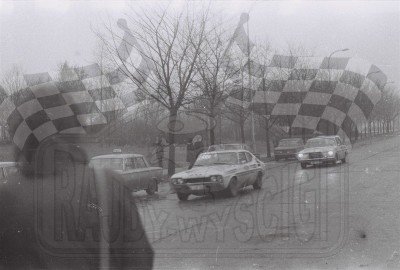 Ratunkowy Ford Capri w drodze na start. To zdjęcie w pełnej rozdzielczości możesz kupić na http://kwa-kwa.pl