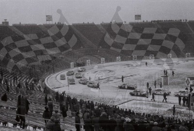 4. Po woli na stadion przyjeżdżają kolejne załogi.  (To zdjęcie w pełnej rozdzielczości możesz kupić na www.kwa-kwa.pl )