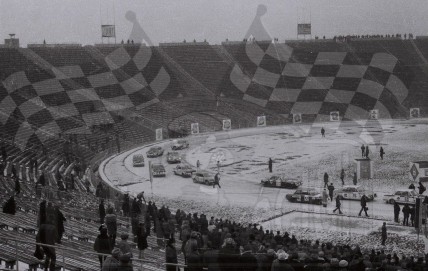 4. Po woli na stadion przyjeżdżają kolejne załogi.  (To zdjęcie w pełnej rozdzielczości możesz kupić na www.kwa-kwa.pl )