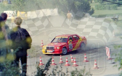 27. Peter Rumpfkeil i Wolfgang Grashorn - Mercedes Benz 190E 2,5-16   (To zdjęcie w pełnej rozdzielczości możesz kupić na www.kwa-kwa.pl )