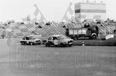 6. Ilona Aliszauskienie i Ruta Baublite - Łada 2105, Bogdan Muzyka i Dariusz Markocki - Dacia 1300  (To zdjęcie w pełnej rozdzielczości możesz kupić na www.kwa-kwa.pl )