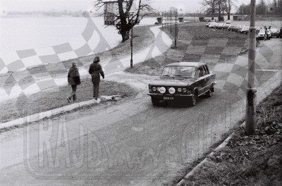 23. Barbara Stępkowska i Jerzy Stępkowski - Polski Fiat 125p 1500  (To zdjęcie w pełnej rozdzielczości możesz kupić na www.kwa-kwa.pl )