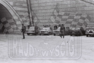 9. Serwisy zjeżdżają pod stadion  (To zdjęcie w pełnej rozdzielczości możesz kupić na www.kwa-kwa.pl )