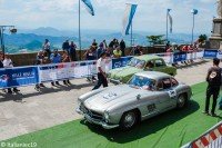 Mercedes 300 SL na głównym placu