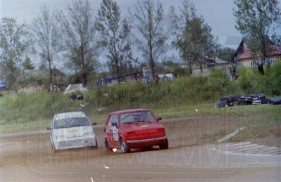 30. Arkadiusz Leszek - Polski Fiat 126p i Tomasz Carzasty - Fiat Cinquecento   (To zdjęcie w pełnej rozdzielczości możesz kupić na www.kwa-kwa.pl )