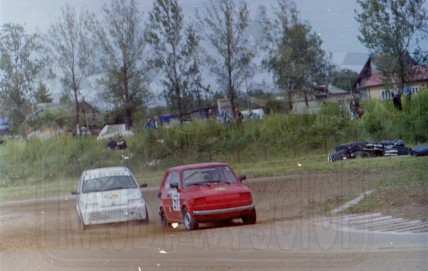 30. Arkadiusz Leszek - Polski Fiat 126p i Tomasz Carzasty - Fiat Cinquecento   (To zdjęcie w pełnej rozdzielczości możesz kupić na www.kwa-kwa.pl )