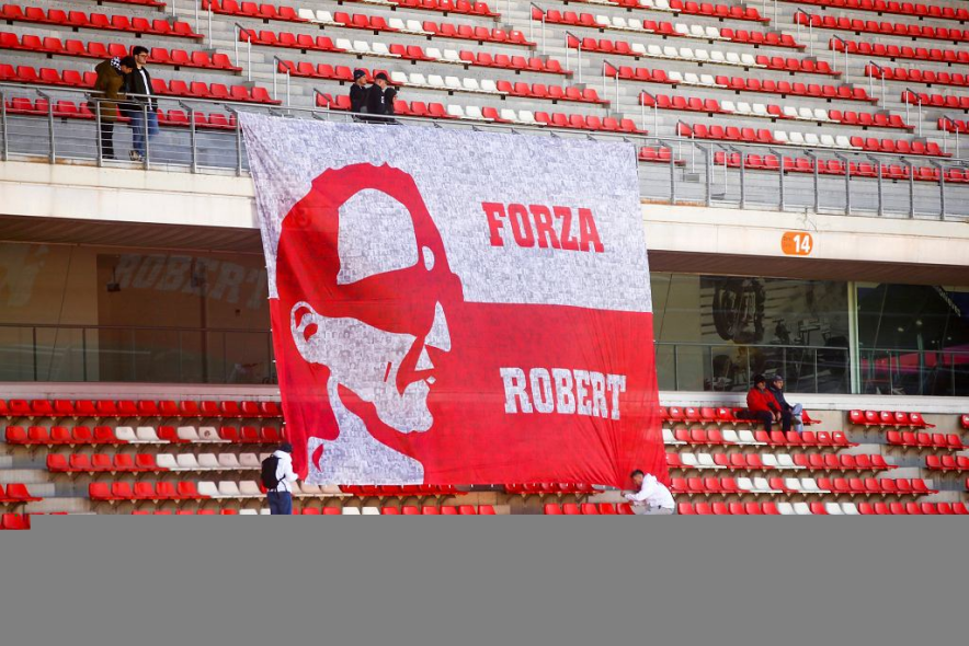 z23111236IH,Flaga-kibicow-Roberta-Kubicy.jpg