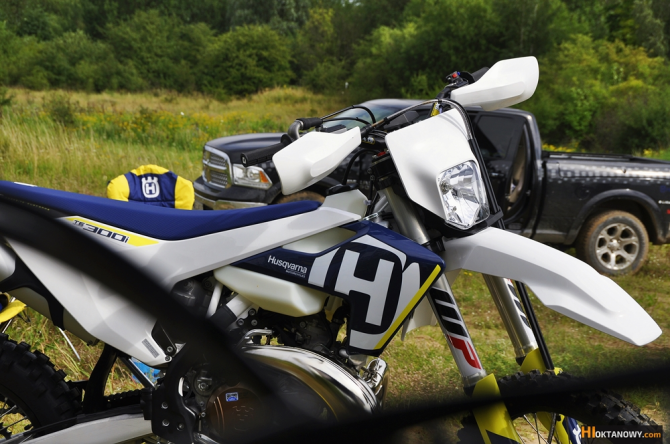 VIDEO | ‚Jak czterosuw jedzie!’ – upalanie Husqvarny TE 300i 2018 i TE 300 2017 z Adventure Team